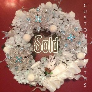 SNOWY HOLIDAY WREATH WITH SNOWFLAKES AND DEER
